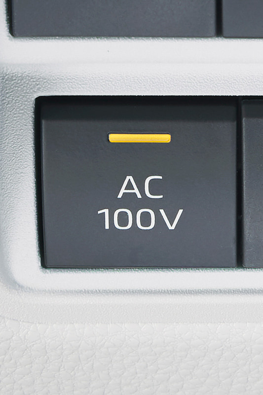 ラゲッジスペース右側面にAC100V 1500Wのコンセントを追加する「アクセサリー コンセント」は、ハイブリッドモデルに4万4000円高でオプション設定