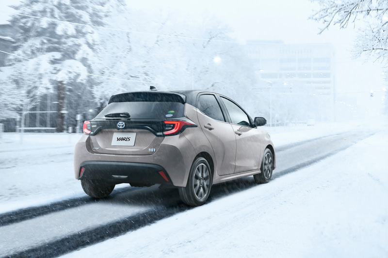 滑りやすい路面での発進などをリアモーターがアシストする電気式4WDシステム「E-Four」をトヨタのコンパクトカーで初採用