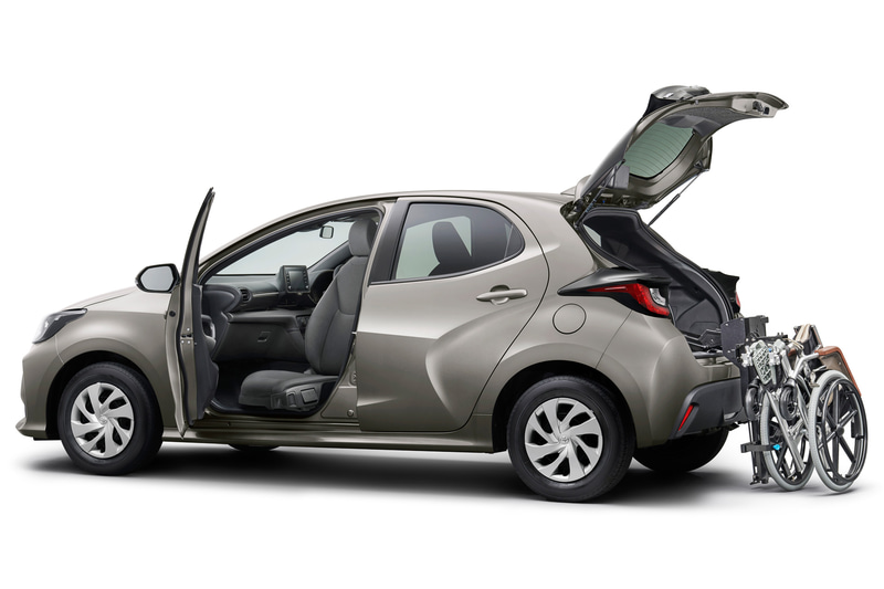 ラゲッジスペースの電動アームで35kgまでの車いすを簡単に積み降ろしできる「ウェルキャブ」シリーズの「車いす収納装置付車」。車いすからの移乗をアシストするターンチルトシートも備える