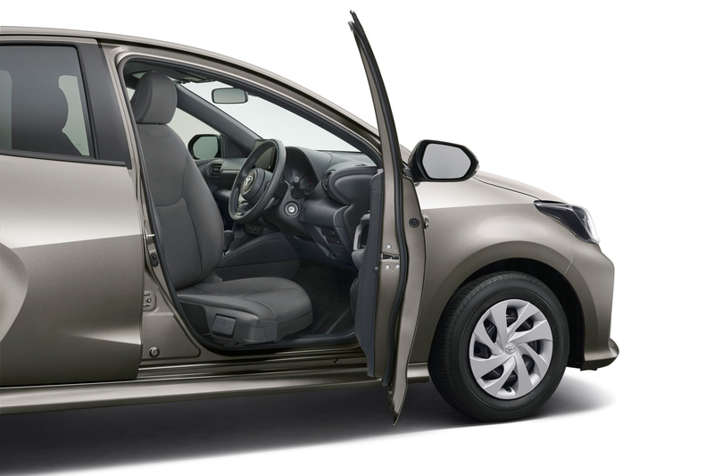 ラゲッジスペースの電動アームで35kgまでの車いすを簡単に積み降ろしできる「ウェルキャブ」シリーズの「車いす収納装置付車」。車いすからの移乗をアシストするターンチルトシートも備える