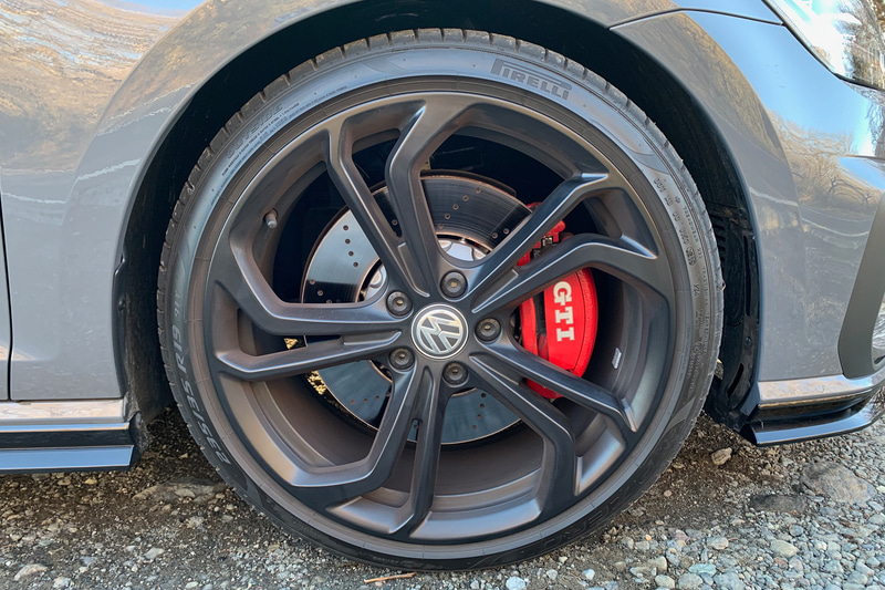 なんともいかついブレーキ＆キャリパーを装着していた