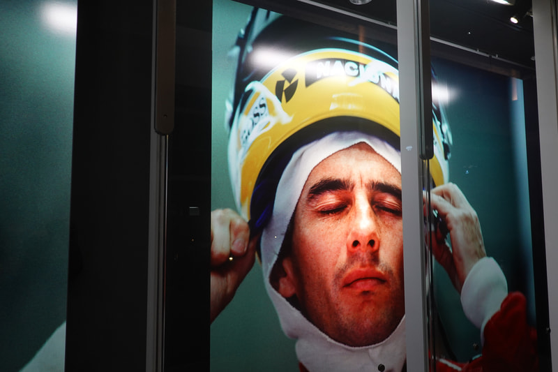 「500GP フォーミュラ1の記憶」会場入口に展示されているアイルトン・セナ選手の写真。熱田カメラマンの瞬間を切り取る圧倒的な力を感じる
