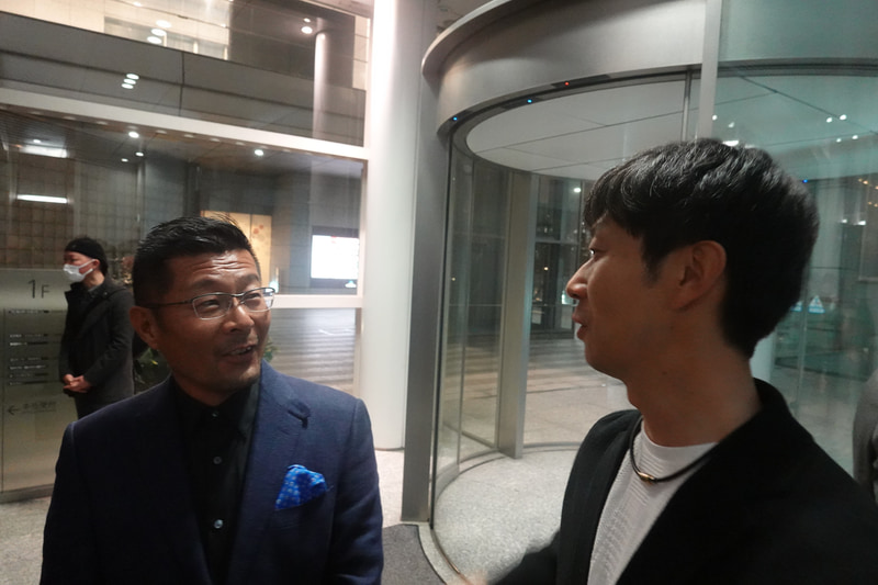 オートスポーツ Web編集長 水野氏（右）と語る熱田カメラマン