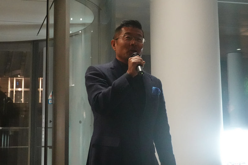 キヤノンギャラリー Sで写真展「500GP フォーミュラ1の記憶」を開催中の熱田護カメラマン。オープニングパーティであいさつ