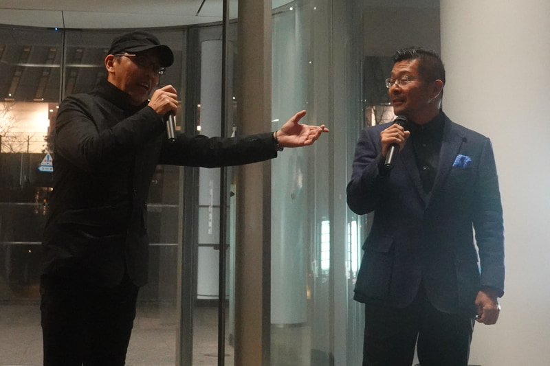 写真集「500GP」デザイナーである福田典嗣氏（左）との掛け合い。この写真展のデザインプロデュースも行なっている
