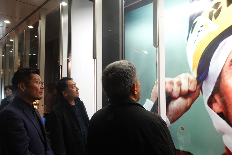 アイルトン・セナ選手の巨大な写真を見ながら3人でF1談義。中央は、F1ジャーナリスト 尾張正博氏