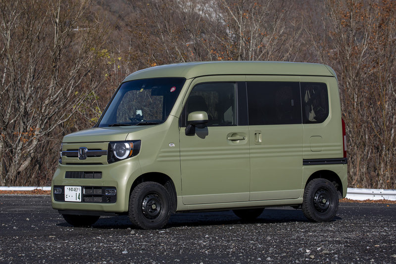 N-VANはそれまで「Nシリーズ」になかった商用車である。開発は同時期の2代目「N-BOX」と同時に始まったものの、乗用車と商用車ではクルマ作りの要件が違ってくるため、開発には時間を必要とした。そのため、発売は2代目N-BOXから1年遅れになったのだ