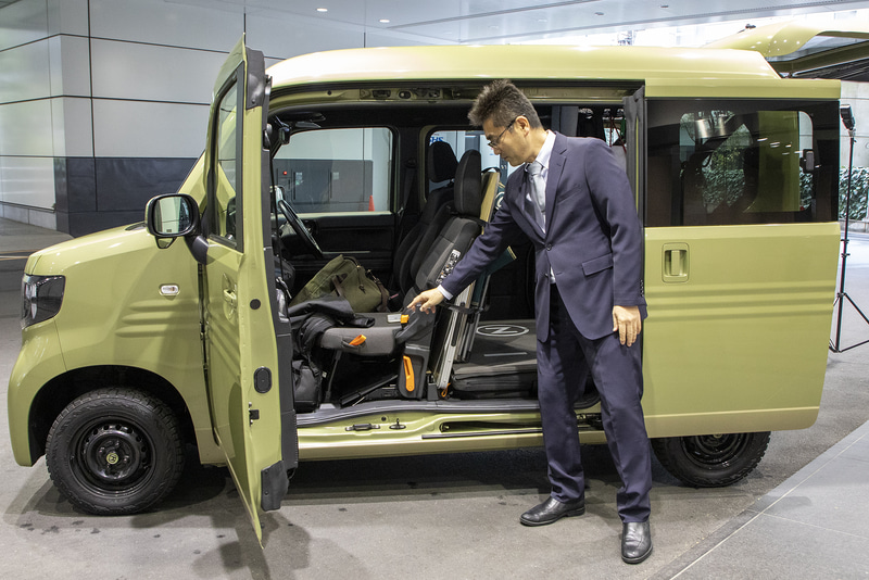 当初、助手席のリクライニング量はもっと少なかったとのことだが、シート担当デザイナーが試作品に座った結果、「もう少しだけどうしてもリクライニングさせたい」と提案。この時点で開発はかなり進んでいたので難しいことだったが、熱意に負けてその意見を取り入れ作り直したという。なかなかに熱い話だ