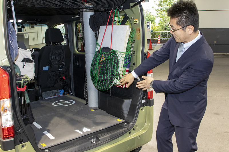 荷室後方の両サイドにある張り出しはタイヤハウスだが、これをなぜ残したのか？という意見に多い。その点を質問してみると、これは残したのではなく「床を下げたら出てきたもの」とのこと。どのクルマでもタイヤハウスはあり、タイヤハウスの張り出しがない荷室を持つクルマは、張り出しが隠れるだけ床が高いということなのだ。つまり、張り出しがあるN-VANはそれだけ床が低いということ。積載性向上に向け、N-VANでは「床が高くても平ら」ではなく、「積み降ろしが楽で荷室が広くなる低い床」を選んだのだ