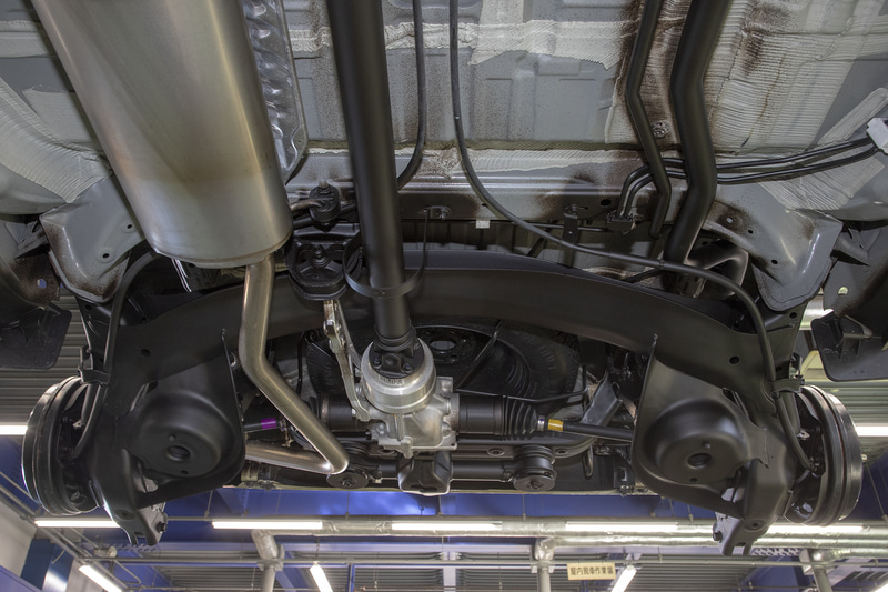 N-VANは多くの荷物を積むこともあるので、4WDもリアタイヤにエンジントルクをより多く配分するためにデフサイズを1.5リッター車同等として、ビスカスカップリングの特性も合わせているとのこと。リアタイヤで強めに押す特性なので「N-VANの4WDは悪路の坂道もガンガン上ります。ここもかなりテストしましたよ」とのとで、4WD車オーナーには嬉しいことを教えてくれた