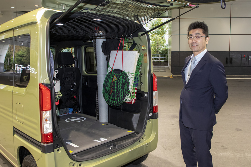 燃料タンクの容量はFFが27Lで4WDが25L。もっと大きなタンクにすることも検討されたが、レイアウトの都合上、タンクを大きくするとその分だけ室内スペースが犠牲になるので、古舘氏は「室内スペース」を優先した。とはいえ、タンク容量はN-BOXと同じだ