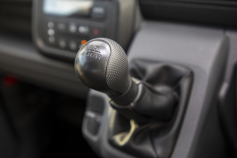 N-VANの6速MTはスーパーローとオーバードライブ付き＆2速発進も想定されたものというちょっと変わった仕様。スポーツカーのMTのような“つながりのよさによる快感”はないが、クロカン4WDのような頼もしさがあり、さらに巡航用の6速があるので高速道路走行も楽にこなせるものになっている