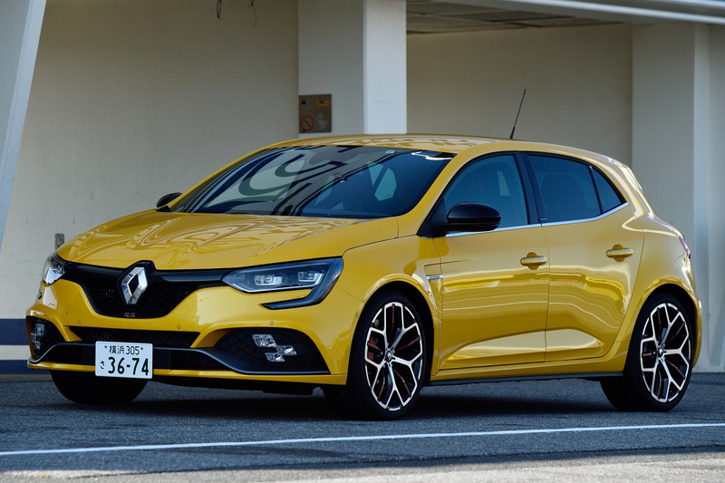 10月31日に発売された「メガーヌ ルノー・スポール トロフィー」。試乗車は499万円の6速DCT仕様でボディカラーは「ジョン シリウス M」（16万円高）