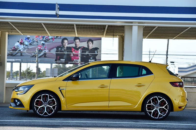 10月31日に発売された「メガーヌ ルノー・スポール トロフィー」。試乗車は499万円の6速DCT仕様でボディカラーは「ジョン シリウス M」（16万円高）