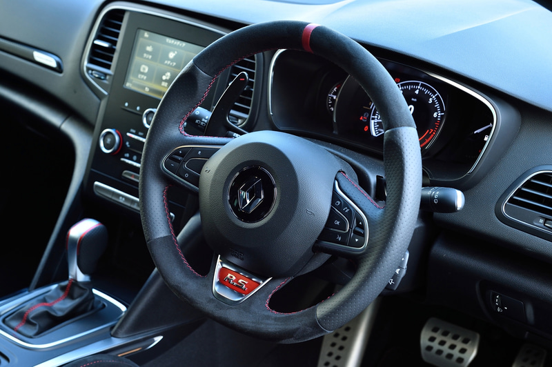 ステアリング上下にもアルカンターラ素材を採用