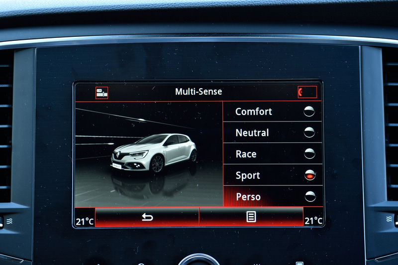センターコンソールの「R.S.ドライブ」スイッチを押すことで「コンフォート」「ニュートラル」「スポーツ」「レース」「ペルソ」の5つの走行モードを変更できる「ルノー マルチセンス」を採用。サーキット走行に適した「レース」はR.S.モデル専用