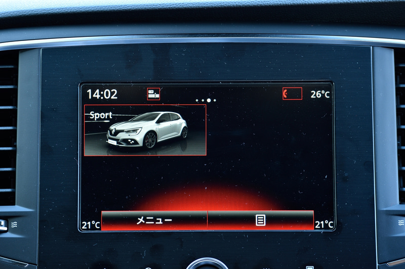 センターコンソールの「R.S.ドライブ」スイッチを押すことで「コンフォート」「ニュートラル」「スポーツ」「レース」「ペルソ」の5つの走行モードを変更できる「ルノー マルチセンス」を採用。サーキット走行に適した「レース」はR.S.モデル専用