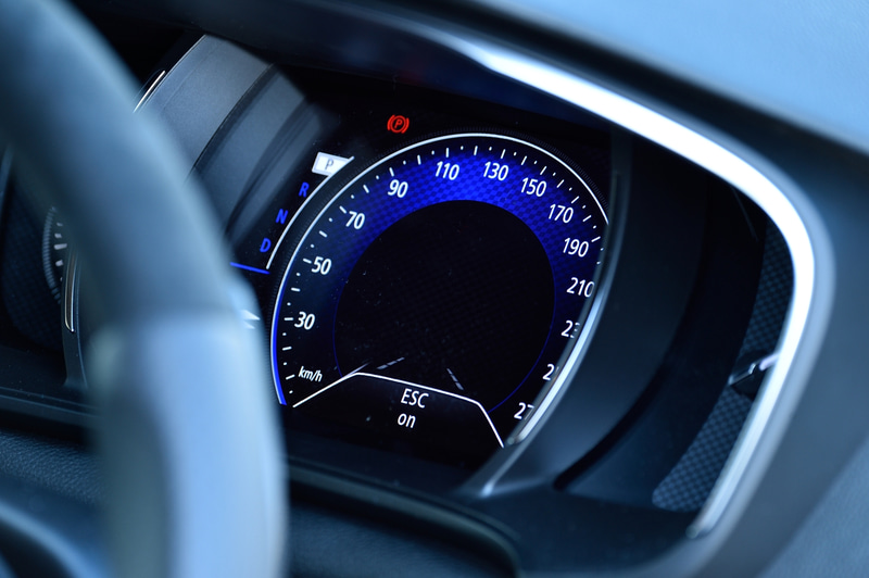 ルノー マルチセンスでモード変更を行なうと、メーターパネルの表示も変化する