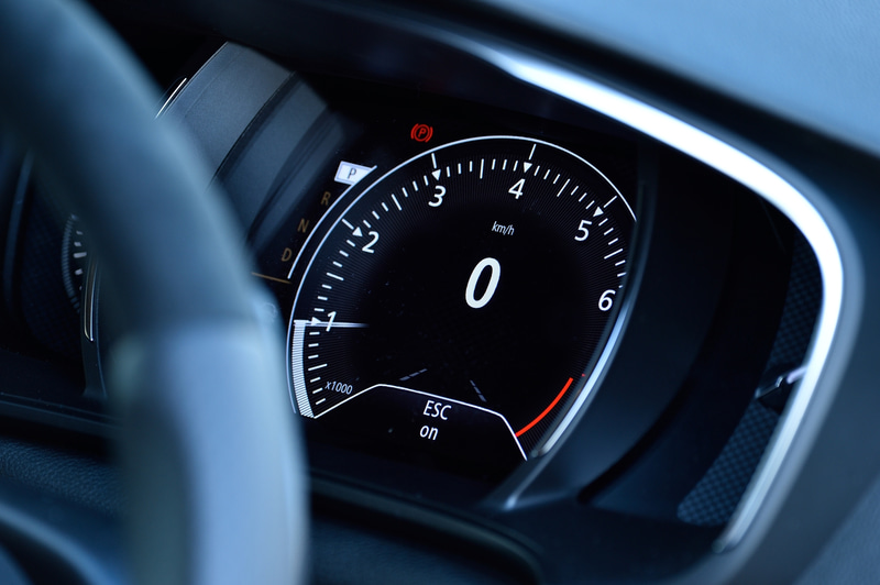 ルノー マルチセンスでモード変更を行なうと、メーターパネルの表示も変化する