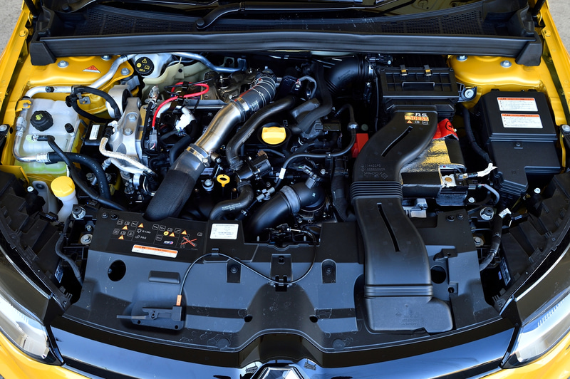直列4気筒DOHC 1.8リッター直噴ターボの「M5P」型エンジン。試乗車の6速DCT仕様は最高出力221kW（300PS）/6000rpm、最大トルク420Nm（42.8kgfm）/3200rpmを発生。6速MT仕様は最大トルク400Nm（40.8kgfm）/3200rpmとなる