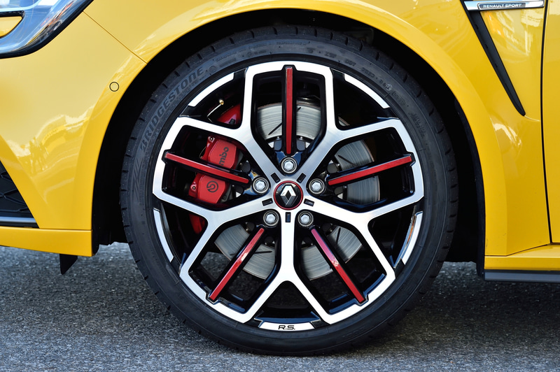 タイヤサイズは245/35R19でR.S.モデルと同様だが、レッドアクセントが与えられた専用ホイール「TROPHY」を装着