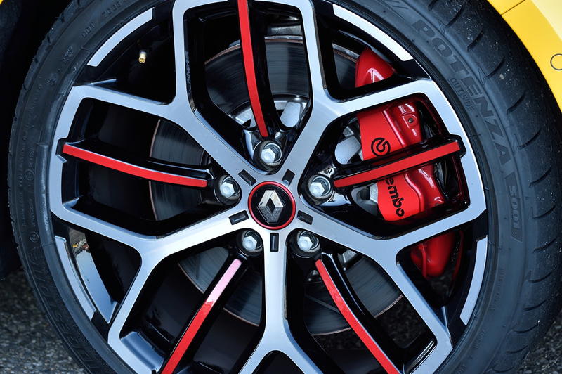 ブレンボ製のブレーキキャリパーはレッド塗装となり、鋳鉄製のベンチレーテッドディスクとアルミ製ハブを組み合わせるバイマテリアル構造のフロント・ブレーキローターを採用