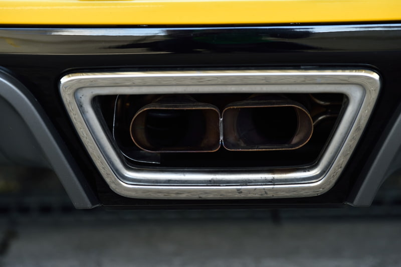 センターレイアウトのマフラーは、2分割した片方に機械式バルブを備える「アクティブバルブ付スポーツエキゾースト」。バルブを閉じると低周波数が除去され、スポーティでありながら騒音レベルを抑えたサウンドに変化する