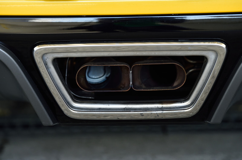 センターレイアウトのマフラーは、2分割した片方に機械式バルブを備える「アクティブバルブ付スポーツエキゾースト」。バルブを閉じると低周波数が除去され、スポーティでありながら騒音レベルを抑えたサウンドに変化する