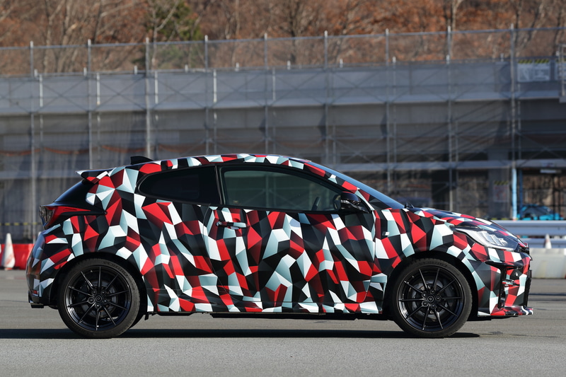 これは、新型ヤリスベースのGR ヤリス プロトタイプ。ルーフはSMCになるので、カーボンカラーになる予定とのこと