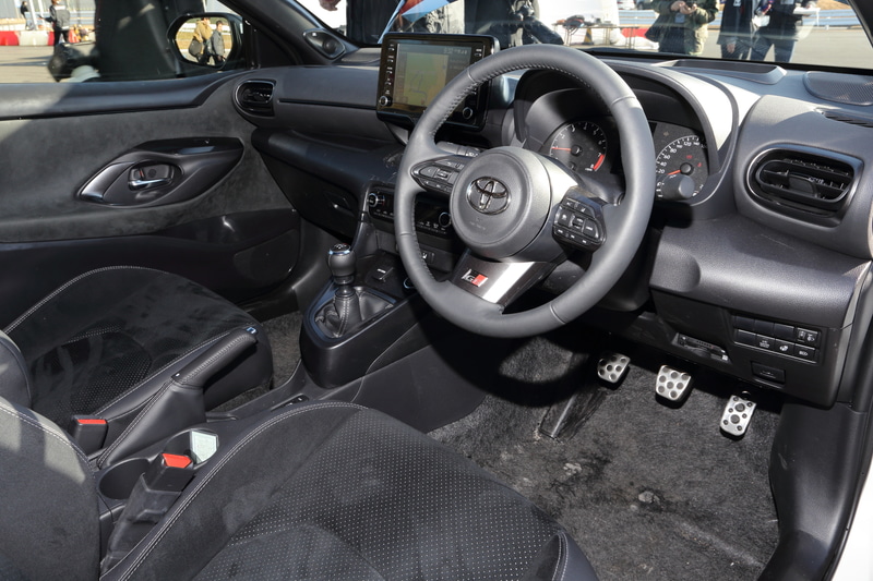 GRヤリスのインテリア。スポーツモデルらしくシンプルな仕上がりでありながら、カーナビやステアリングスイッチの多さなどから、標準装備の充実を感じる