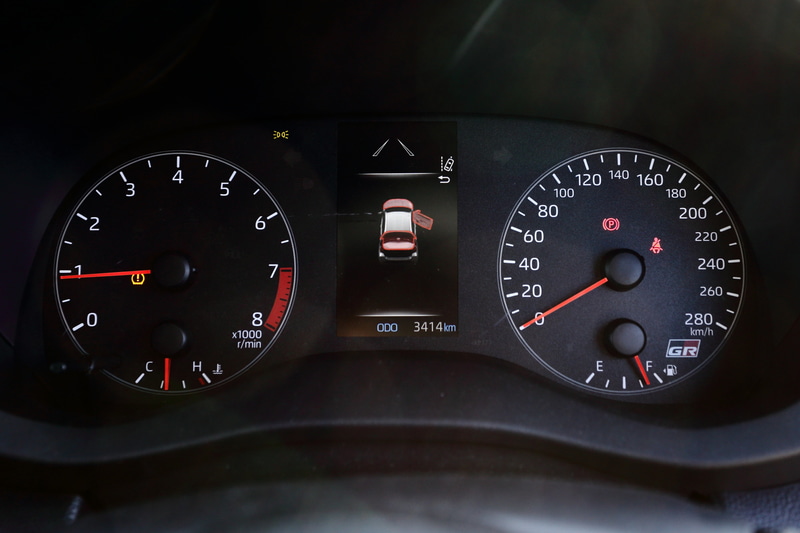 メーターパネル。タコメーターのレッドゾーンは7000rpmから