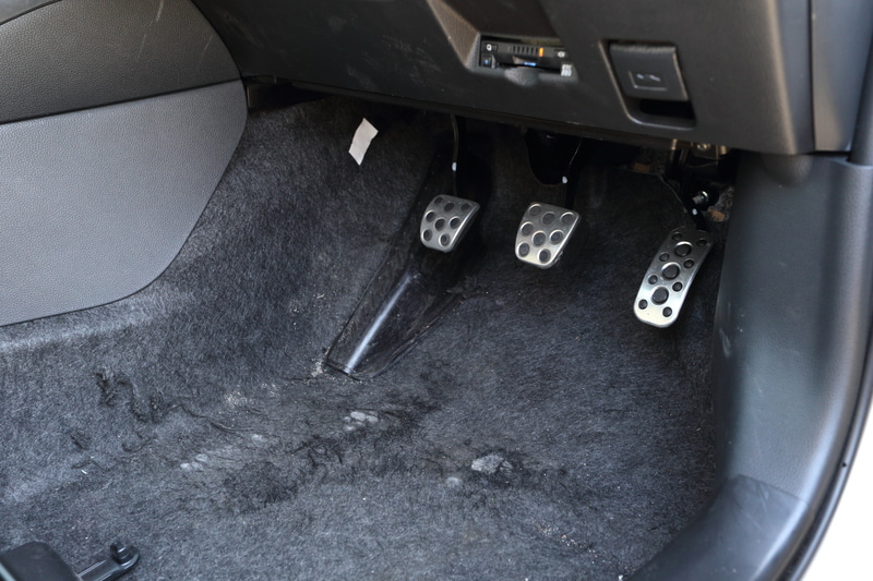 右から、アクセル、ブレーキ、クラッチペダル。シンプルで使いやすかった