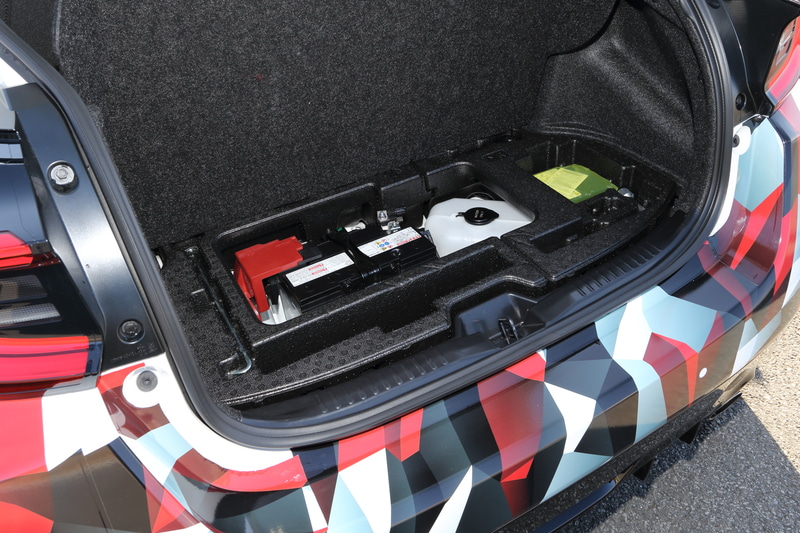 エアクリーナー容量確保、重量バランスのために、バッテリはリアラゲッジルーム下に移設