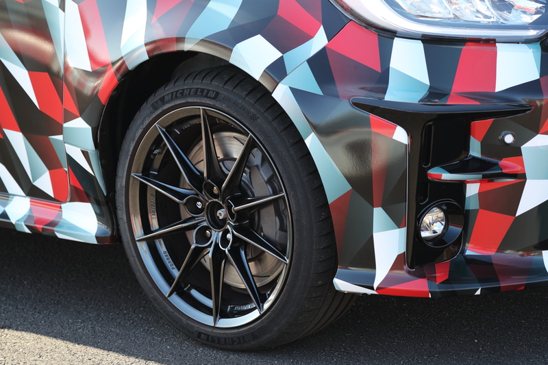 GR ヤリス プロトタイプのタイヤは、225/40 R18。WRCでタッグを組むミシュランを装着していた