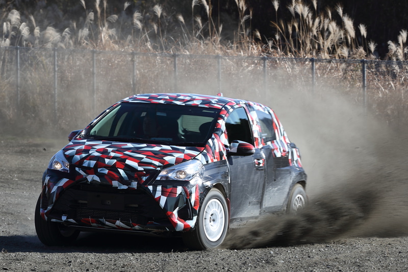 ダートコースで試乗。こちらはヴィッツボディのプロトタイプ