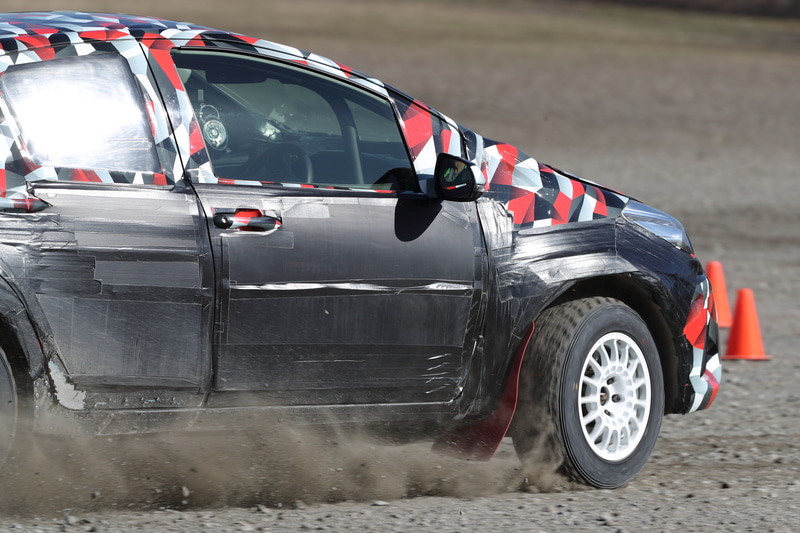 黒テープは艤装（ぎそう）というより、ダート走行によってボディが傷つかないよう配慮しているため