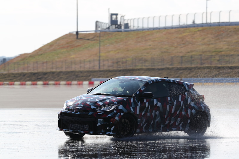 ウェット路面で、ノーマル、トラック、スポーツの4WDモードを試してみた