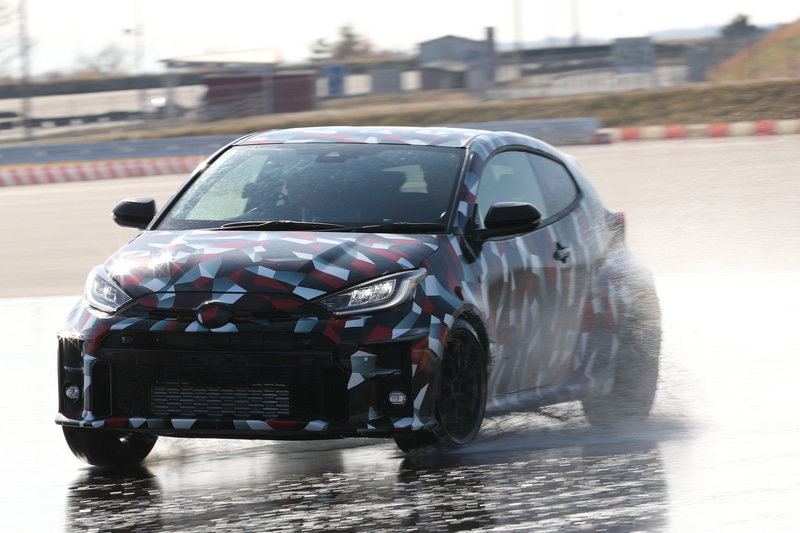 ウェット路面で、ノーマル、トラック、スポーツの4WDモードを試してみた