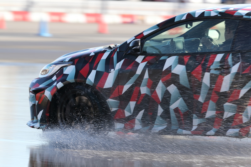 ウェット路面で、ノーマル、トラック、スポーツの4WDモードを試してみた