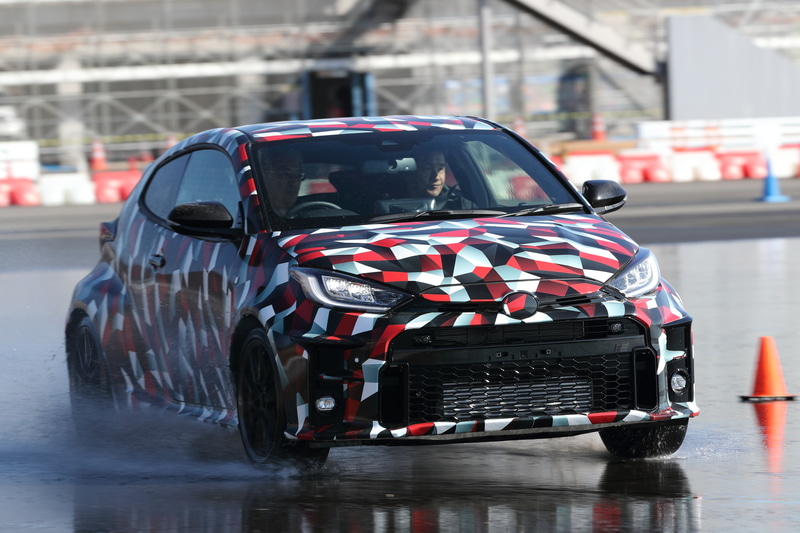 ウェット路面で、ノーマル、トラック、スポーツの4WDモードを試してみた