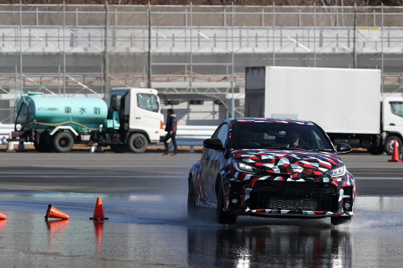 ウェット路面で、ノーマル、トラック、スポーツの4WDモードを試してみた