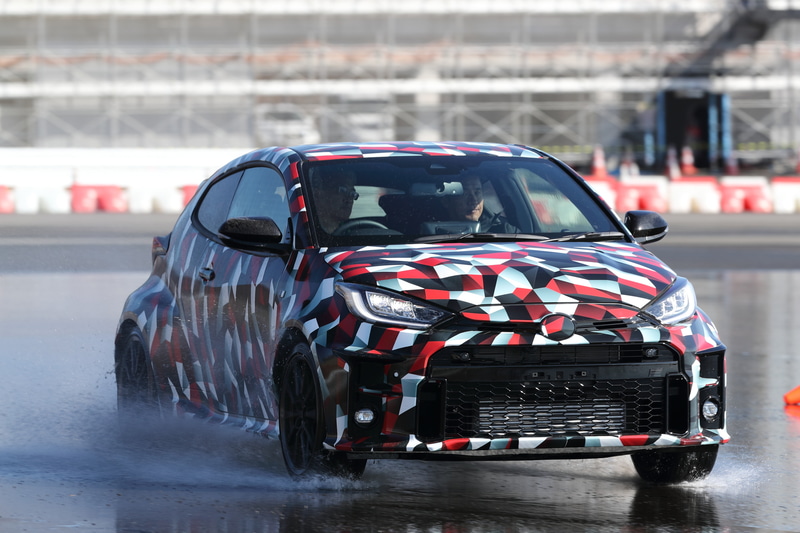 ウェット路面で、ノーマル、トラック、スポーツの4WDモードを試してみた