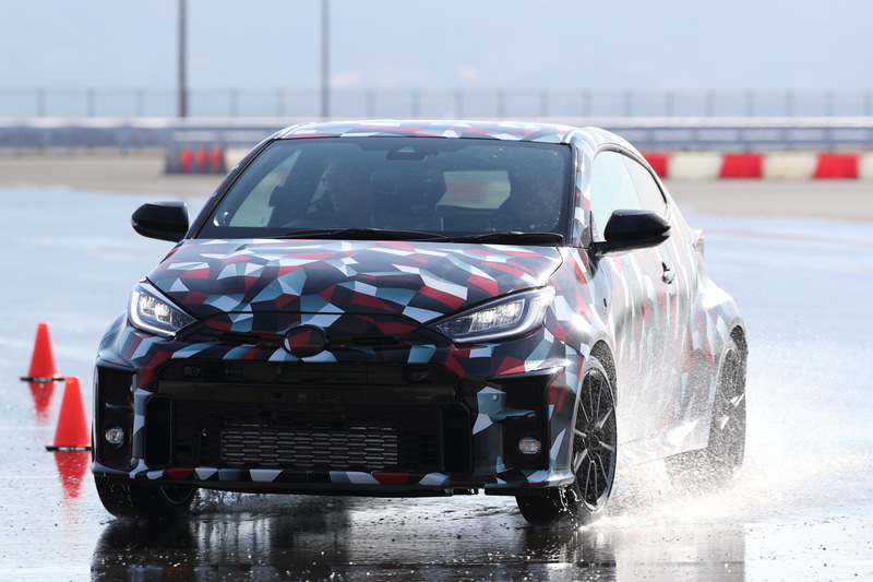 ウェット路面で、ノーマル、トラック、スポーツの4WDモードを試してみた