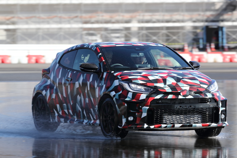 ウェット路面で、ノーマル、トラック、スポーツの4WDモードを試してみた