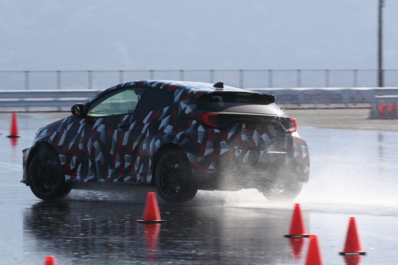 ウェット路面で、ノーマル、トラック、スポーツの4WDモードを試してみた