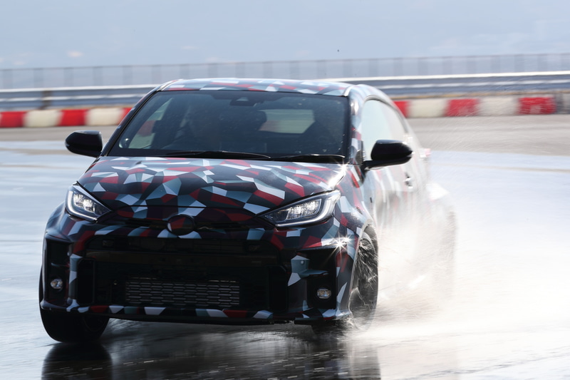 ウェット路面で、ノーマル、トラック、スポーツの4WDモードを試してみた