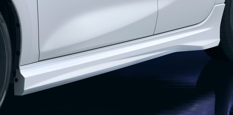 エアロパーツの「サイドスカート」（3万6300円～4万5100円）