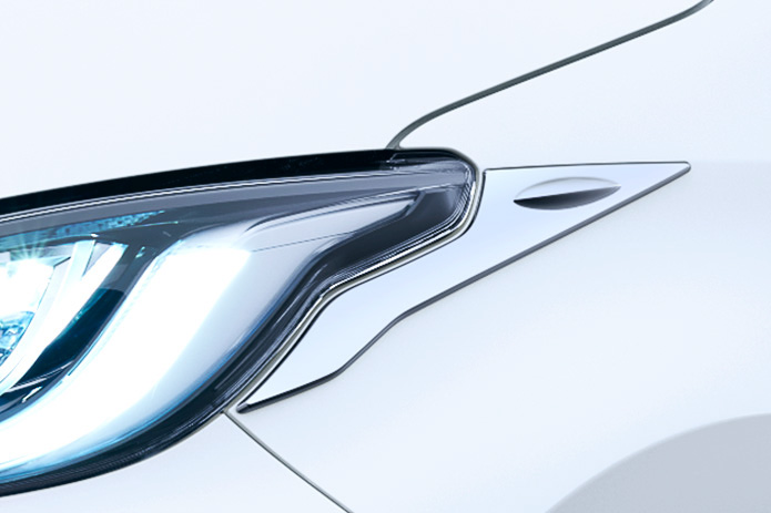 ヘッドライトの勢いを後方に連続させるメッキ加飾の「ヘッドランプガーニッシュ」（1万6500円）