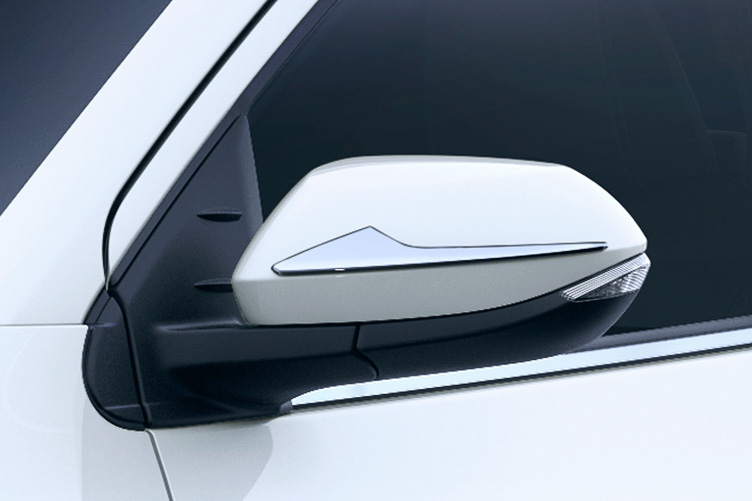 ドアミラーカバーにスタイリッシュさや上質感を与える「ミラーガーニッシュ」（1万6500円）