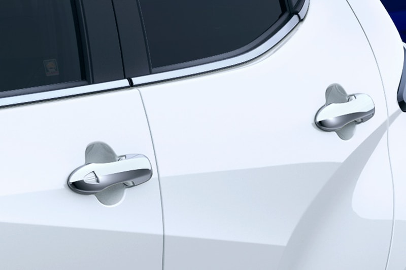 ドアハンドルの上から装着し、メッキの輝きで高級感を演出する「ドアハンドルガーニッシュ」（1万3200円）